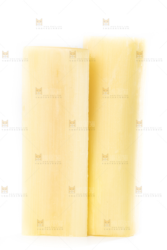 白底上放着切开的甘蔗