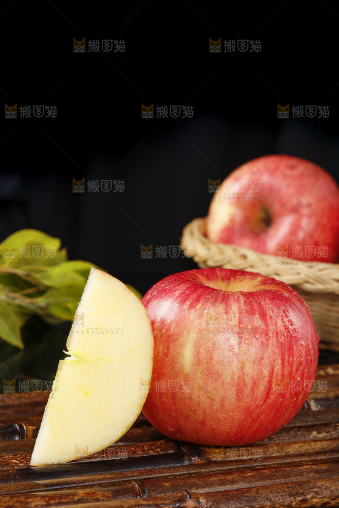 深底上放着条纹苹果