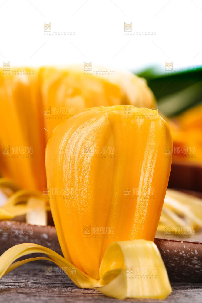 木板上放着红肉菠萝蜜