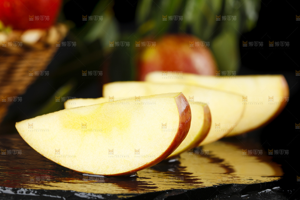 黑石板上的冰糖心苹果