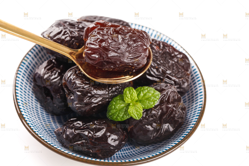盘子里装着蜜枣