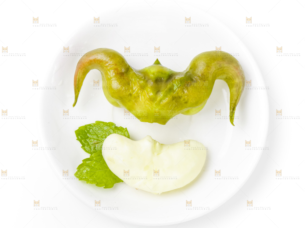 盘子里装着新鲜菱角