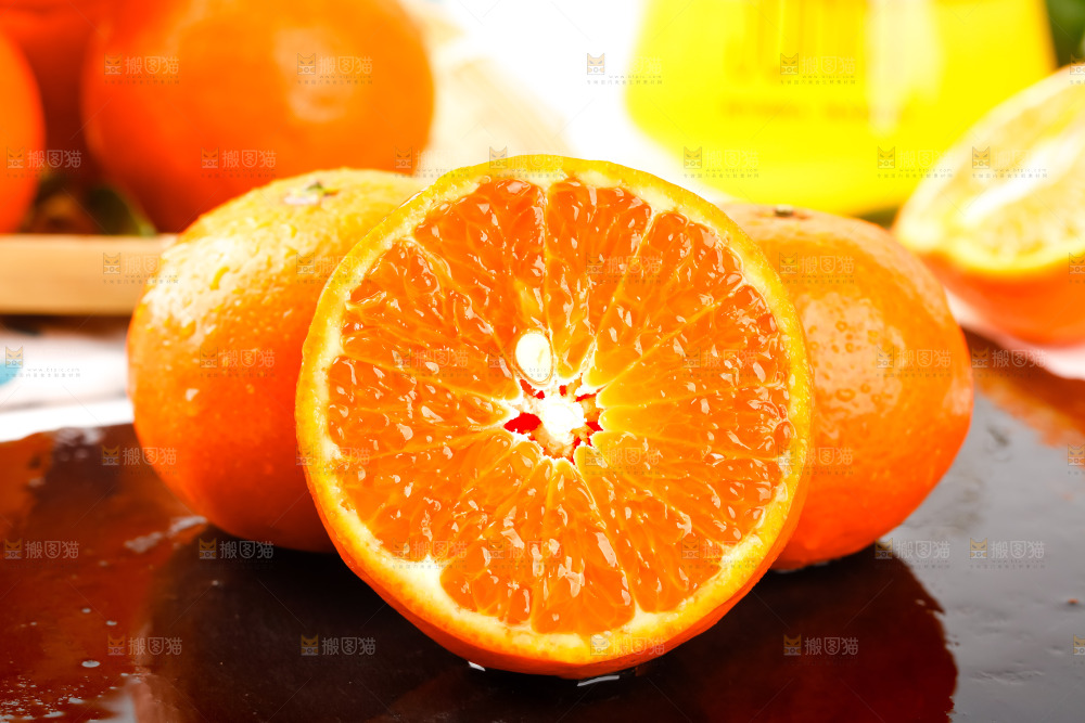 黑石板上的橘柑