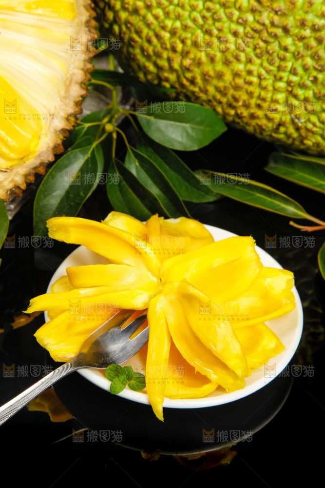 黑石板上放着泰国菠萝蜜