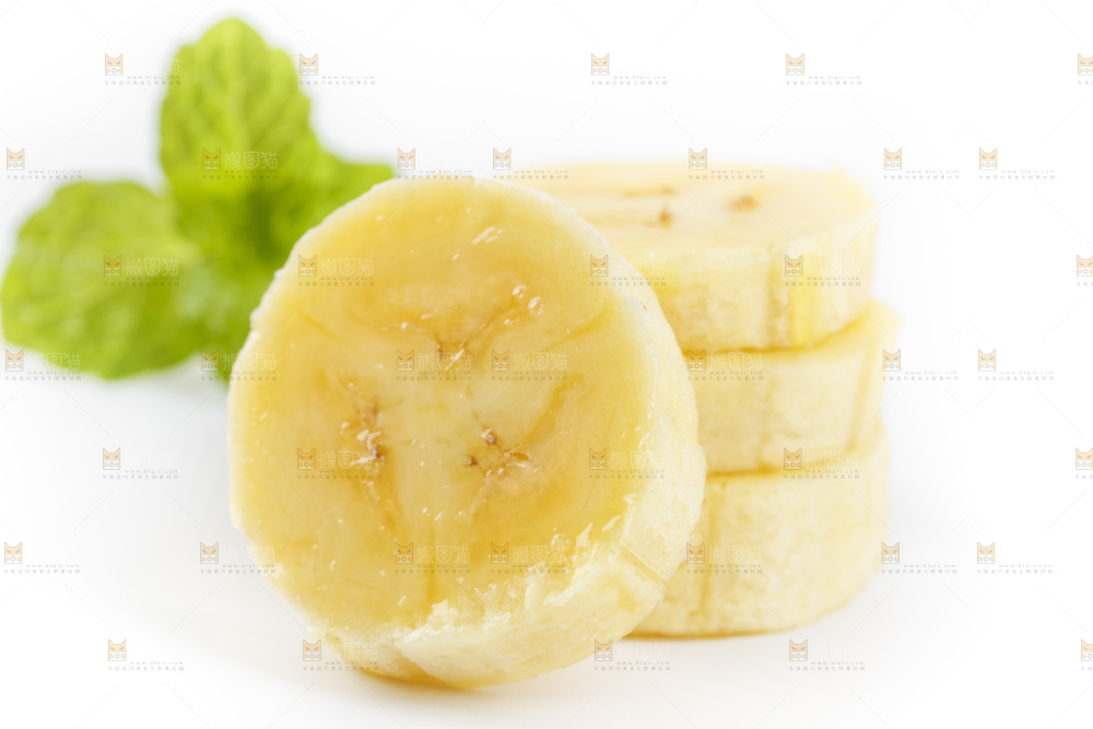 白底上放着切成块的香蕉果肉