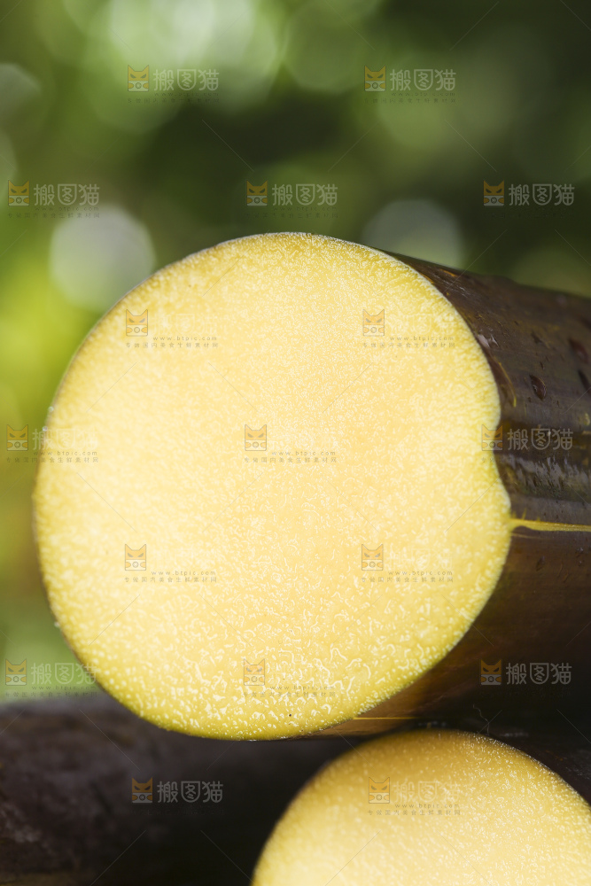 木板上放着黑皮甘蔗