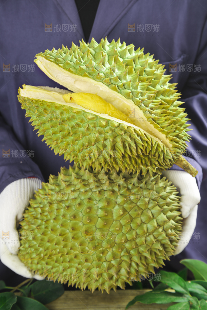 手里拿着新鲜榴莲