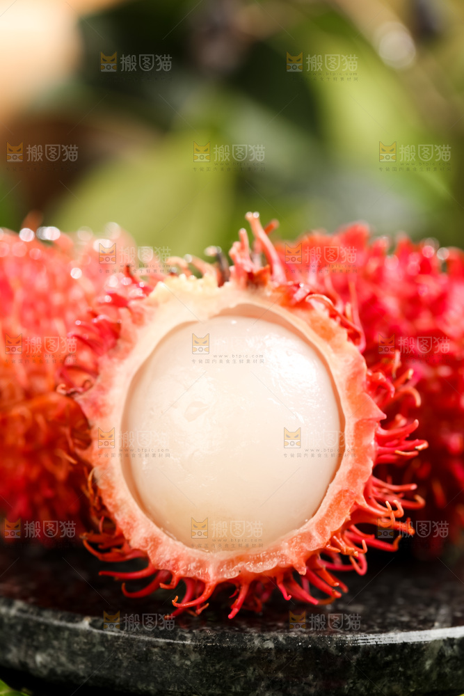 黑石板上的海南红毛丹