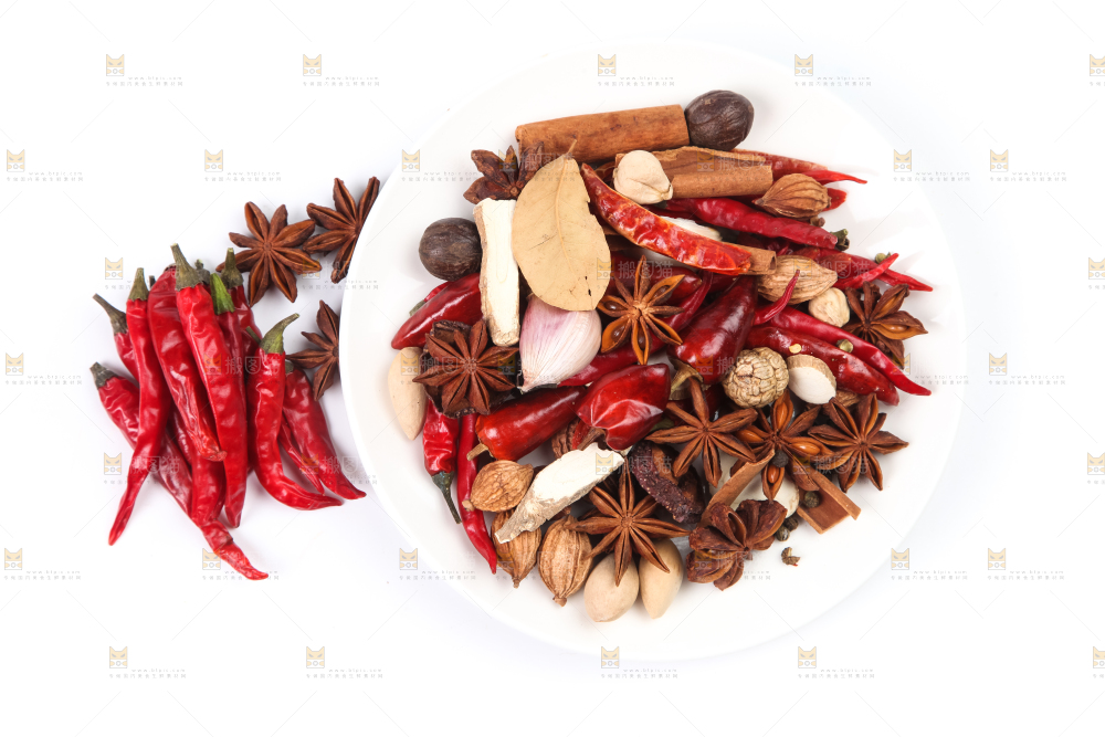 白底上放着香料组合