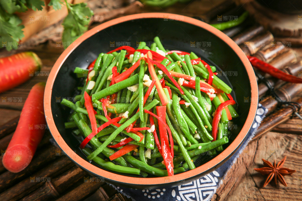 盘子里装着豇豆炒辣椒