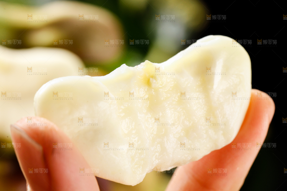 手里拿着新鲜菱角