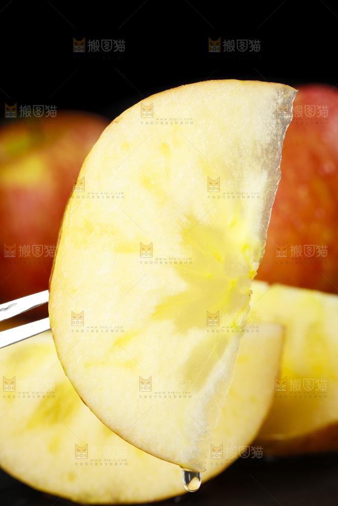 黑石板上的冰糖心苹果