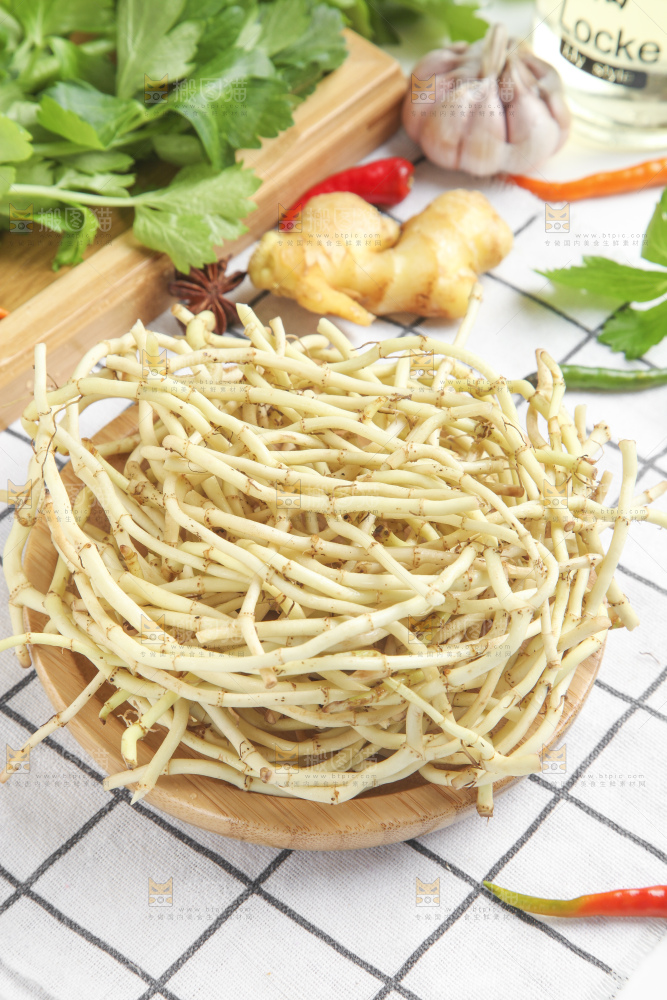 篮子里装着鱼腥草