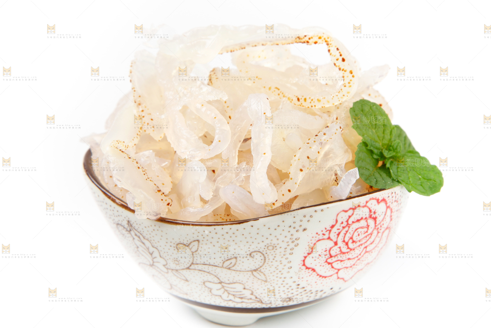 碗里装着海蜇丝