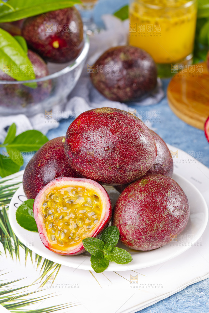 盘子里装着红皮百香果