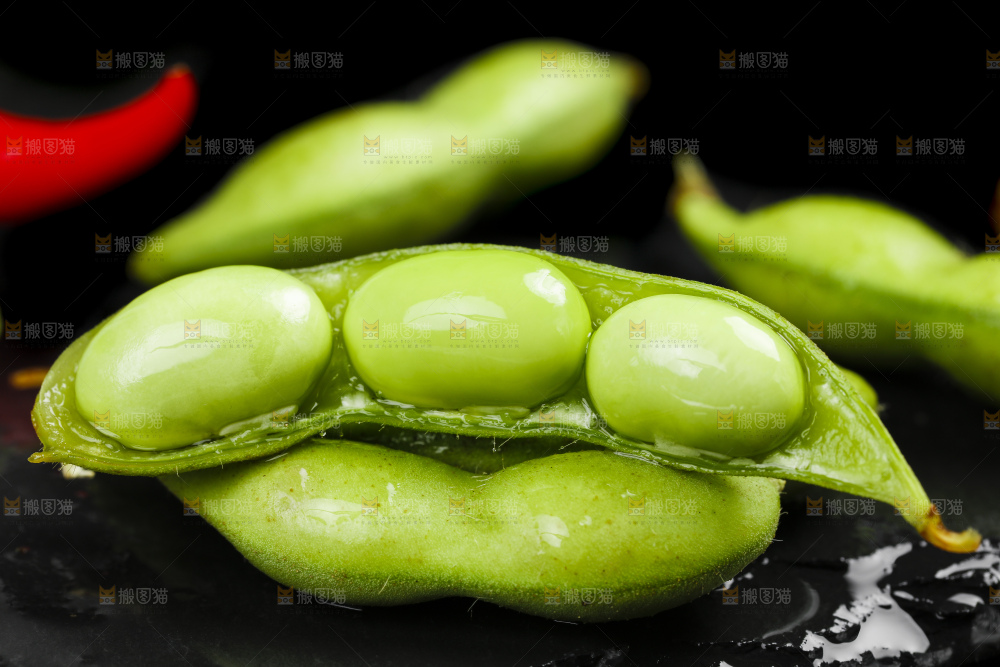 黑底上摆放着毛豆角