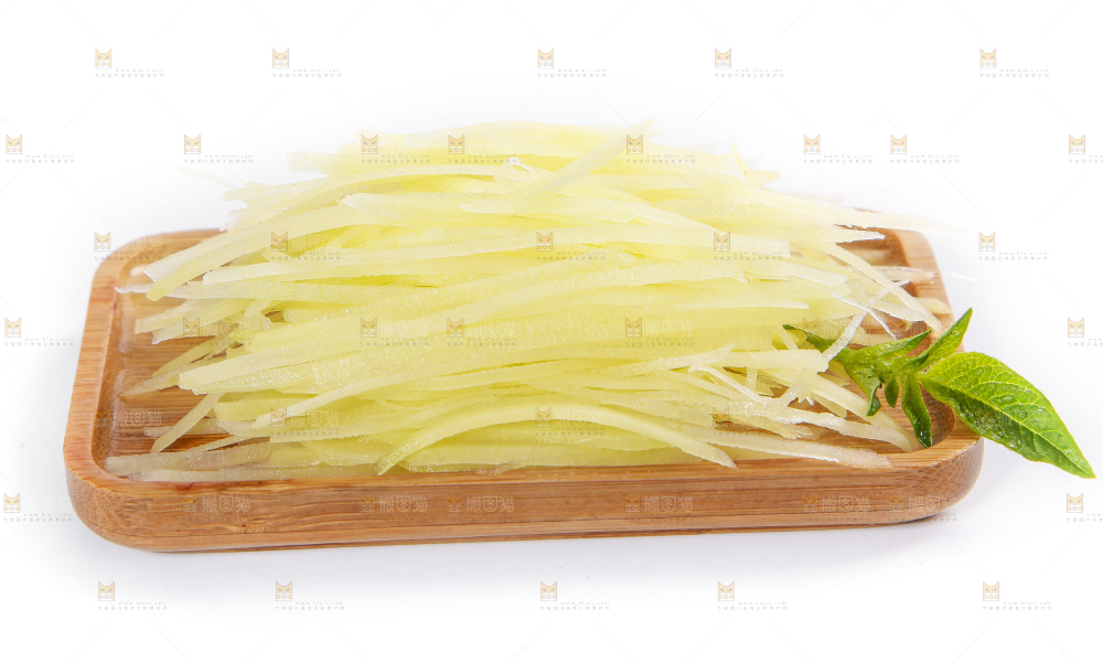 碟子里装着切丝的土豆
