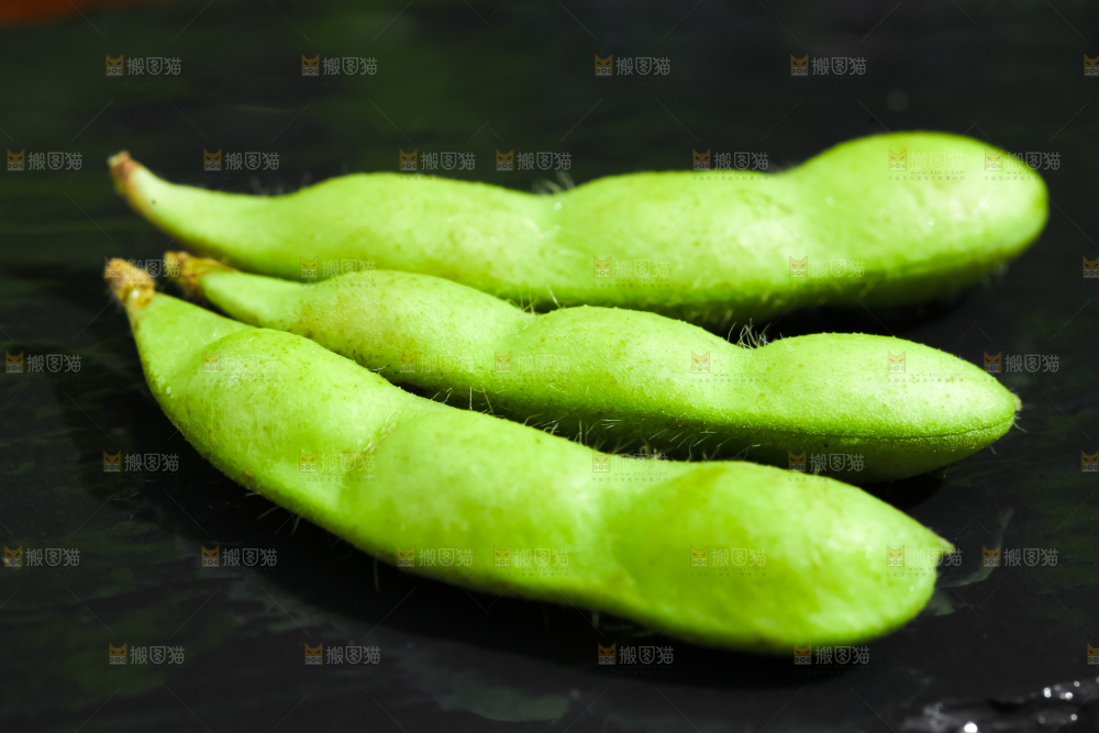 黑底上摆放着生毛豆