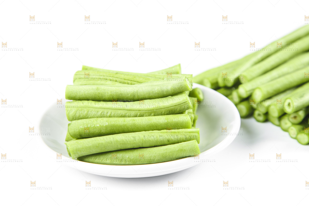 白底上放着豇豆角