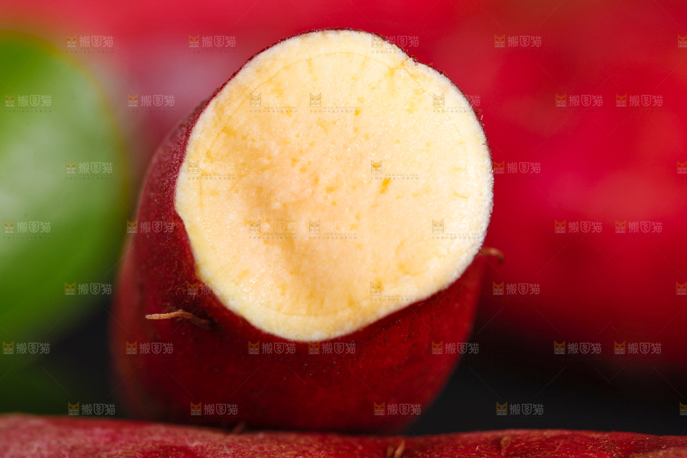深底上摆放着小红薯