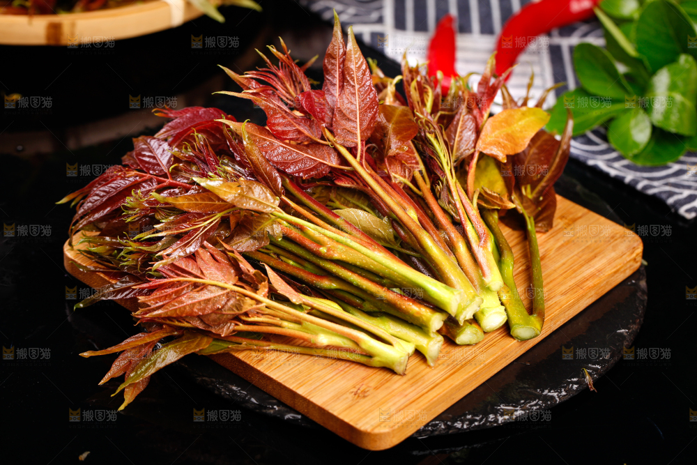 木板上放着香椿苗芽