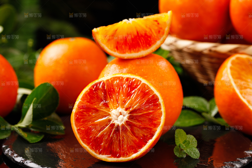 深底上摆放着玫瑰血橙