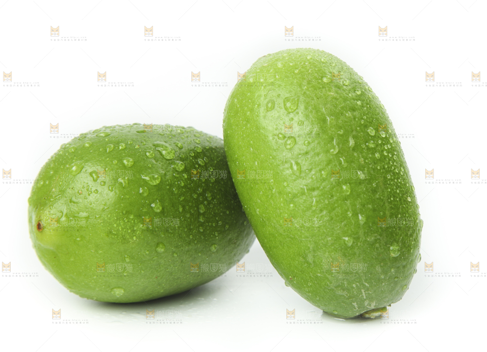 白底上摆放着新鲜香水柠檬