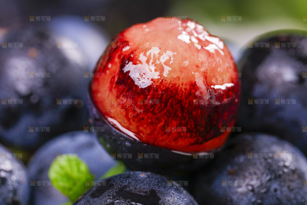 堆放着一堆的无籽黑提