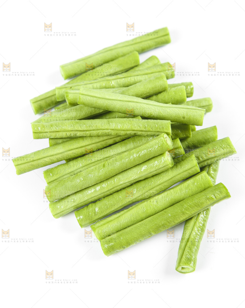 白底上摆放着新鲜豇豆