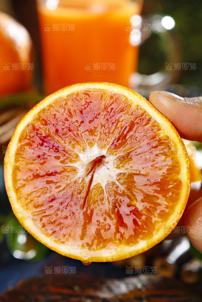 手里拿着血橙