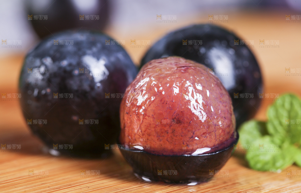 木底上摆放着无籽黑提