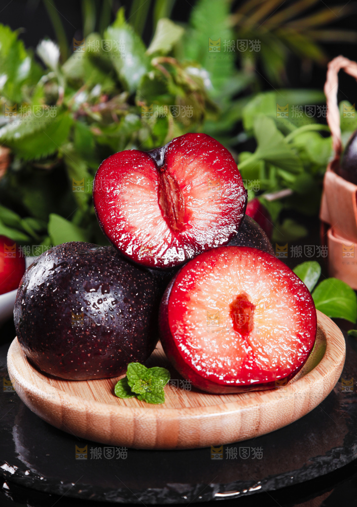 碟子里装着红心李