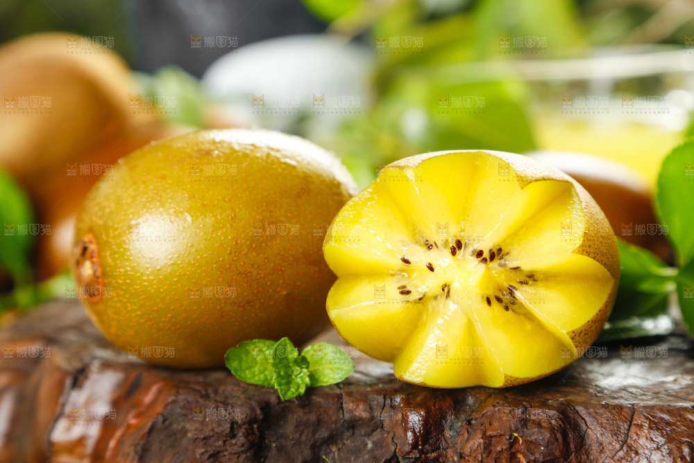 木底上摆放着陕西黄心猕猴桃
