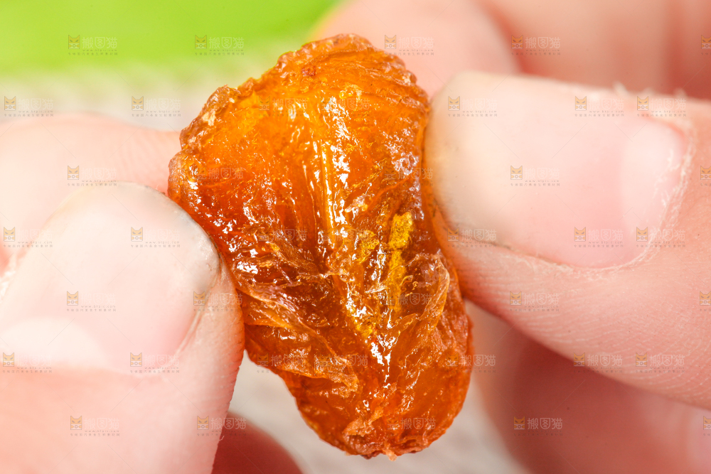 手里拿着红葡萄干