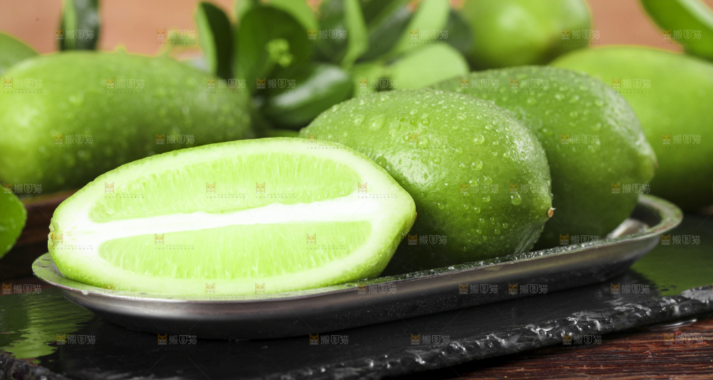 碟子里装着无籽香水柠檬