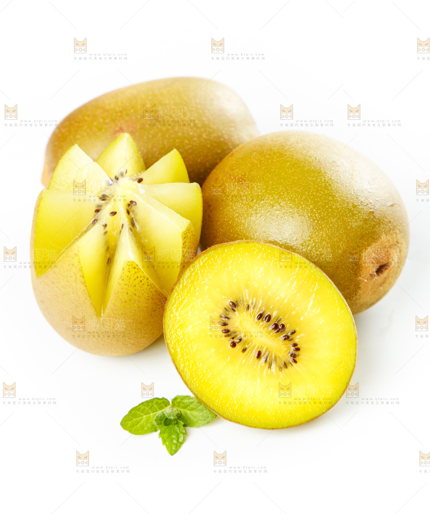 白底上摆放着新鲜黄心猕猴桃