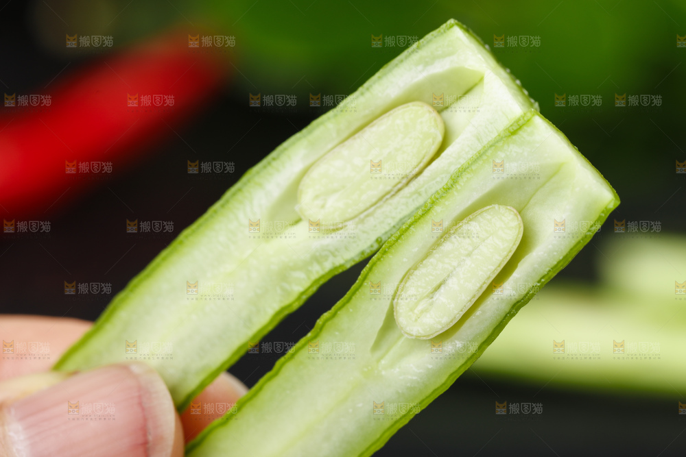 手里拿着长豇豆