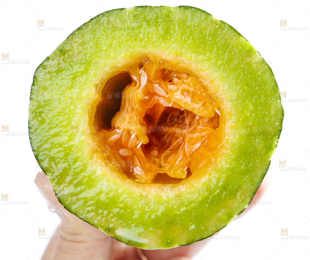 手里拿着美洋甜瓜