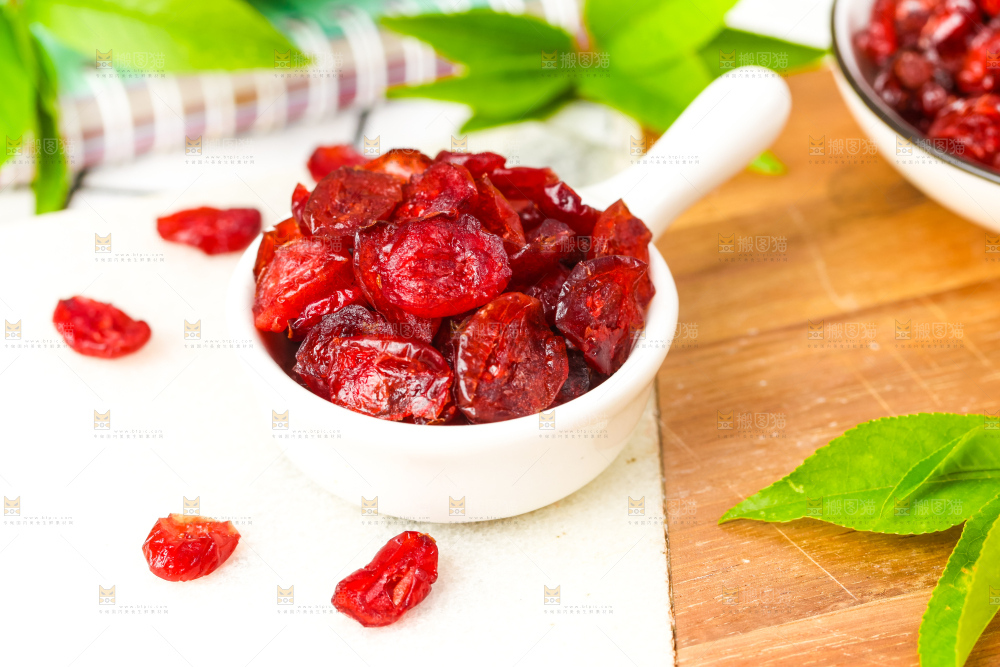 盘子里装着蔓越莓干蜜饯