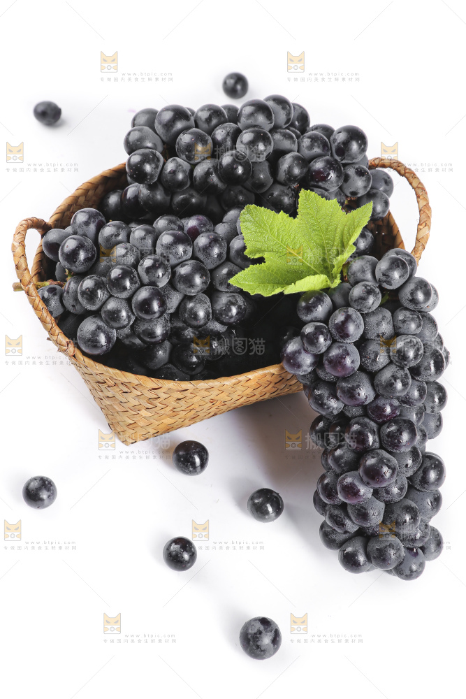 篮子里装着无籽黑提