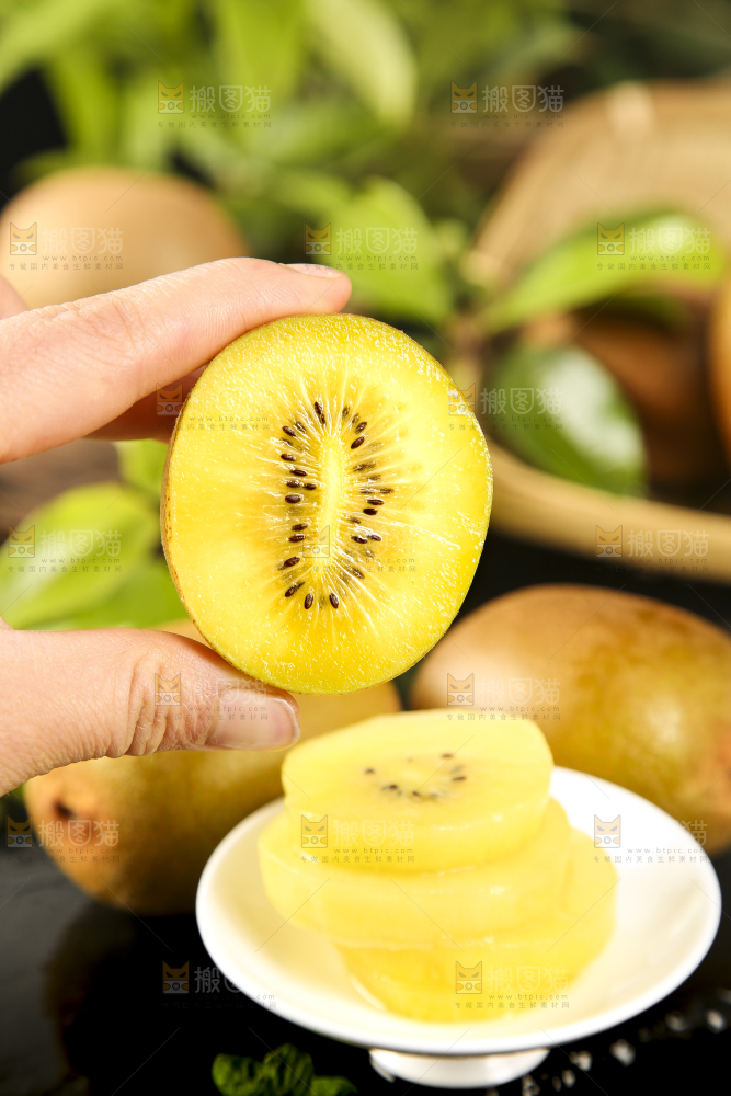 手里拿着猕猴桃