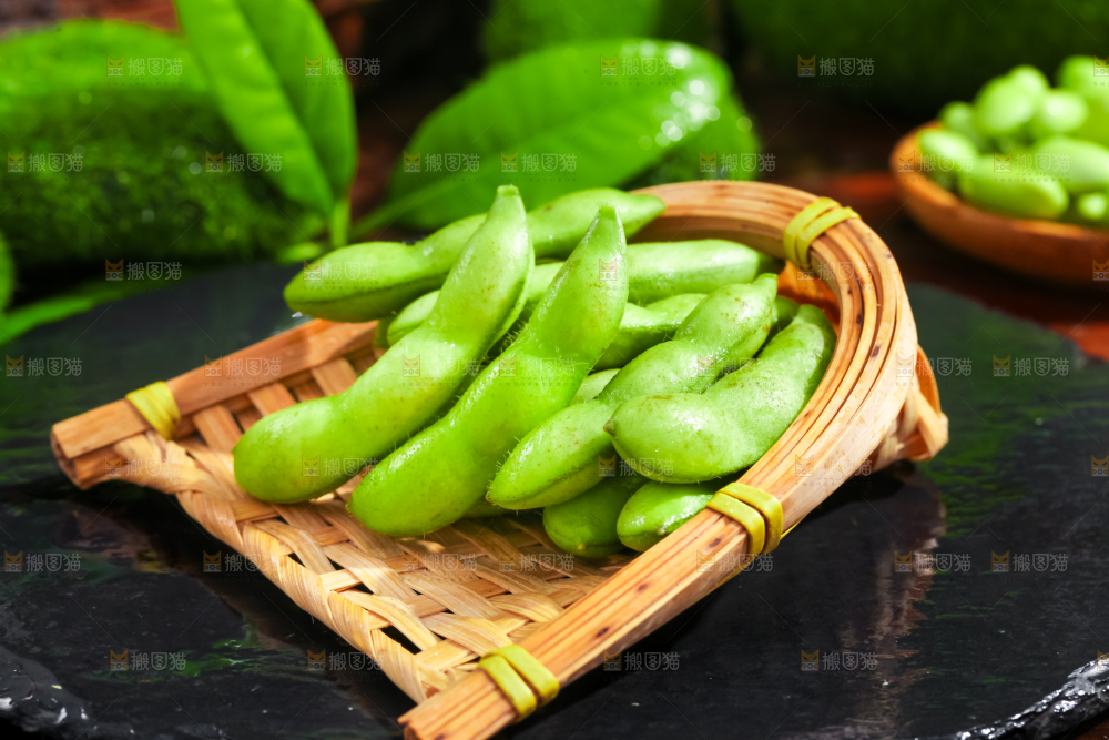 黑底上摆放着青豆