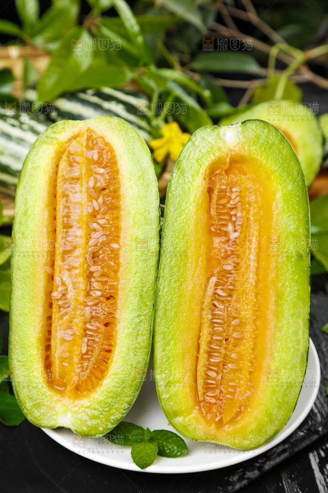 盘子里装着博洋蜜脆甜瓜