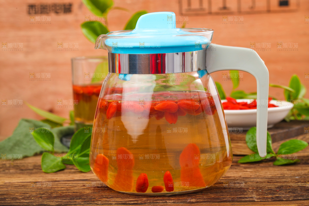 水壶里装着枸杞茶