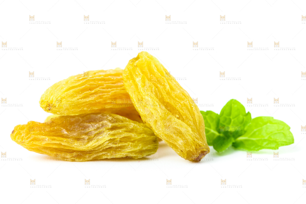 白底上摆放着绿宝石葡萄干
