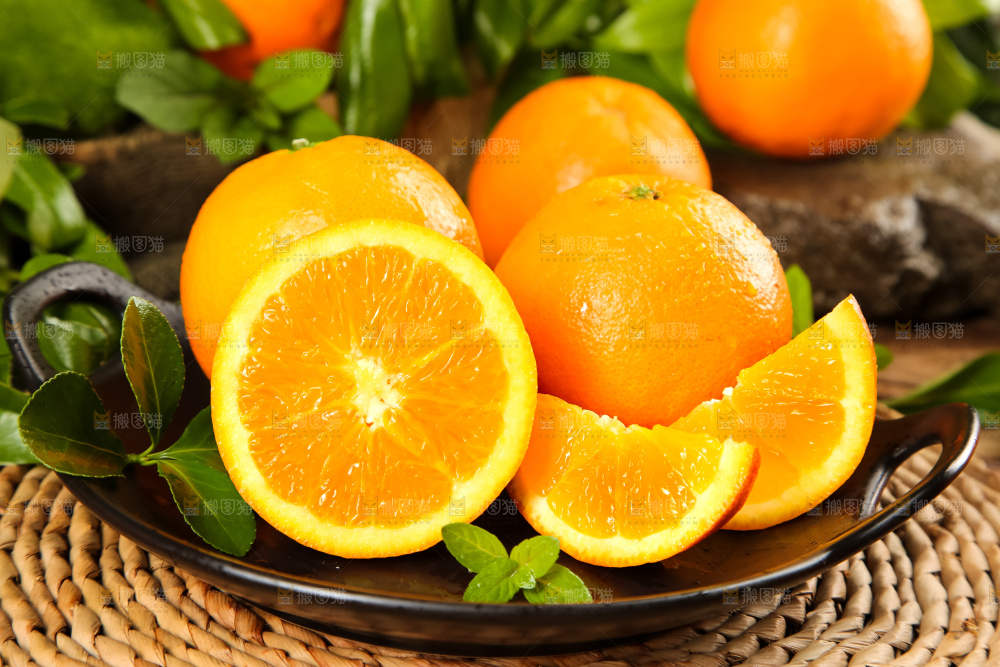 盘子里装着伦晚橙