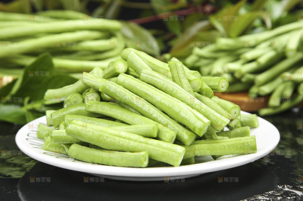 盘子里装着长豆角