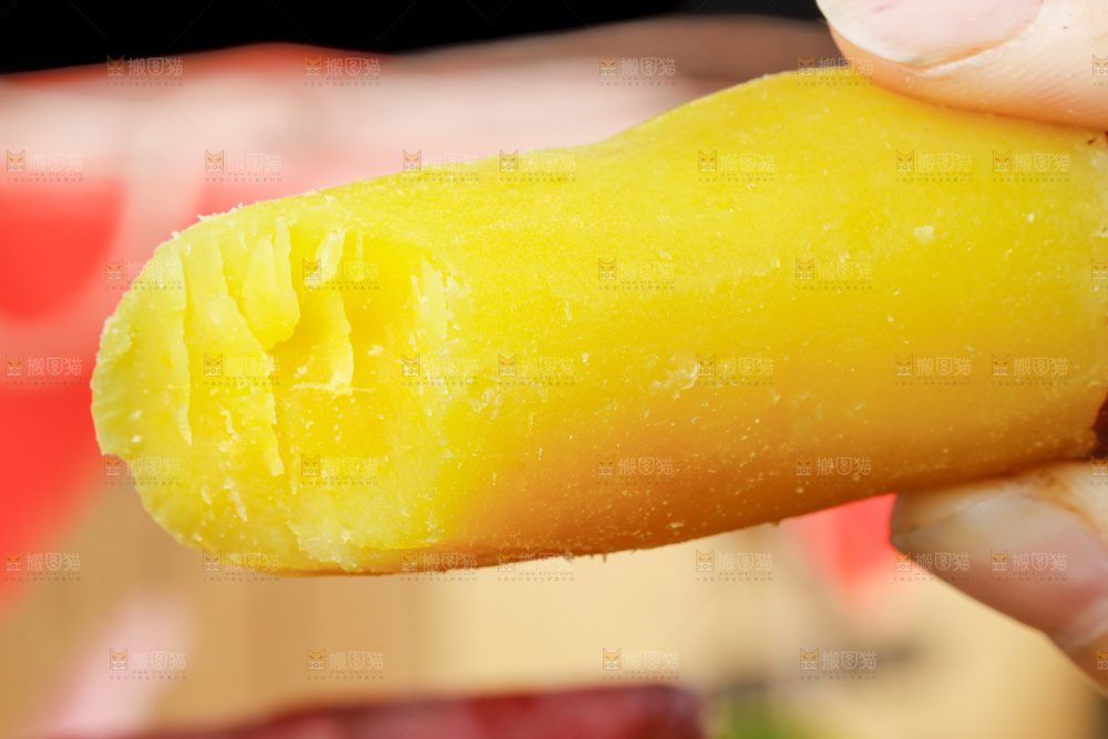 手里拿着临安小香薯