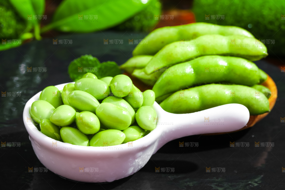 深底上摆放着嫩毛豆