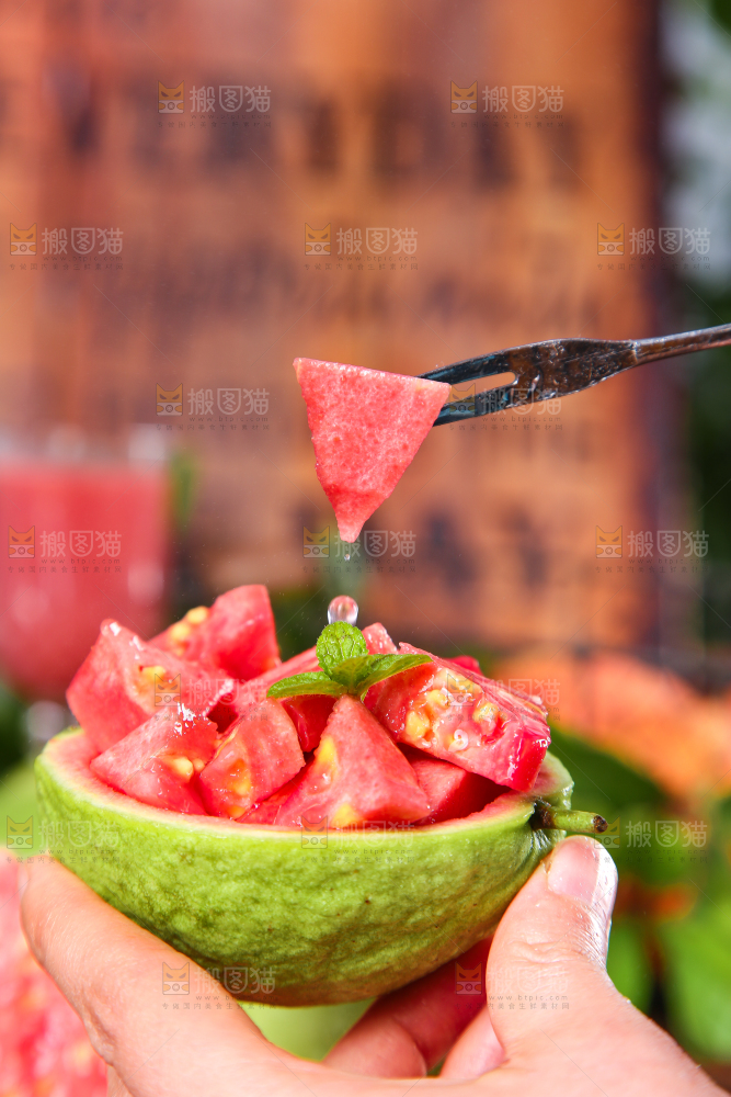 手里拿着红心芭乐的果肉